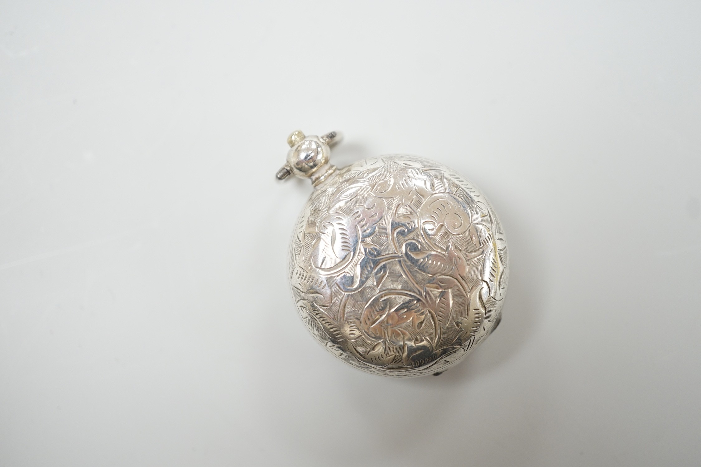 A late Victorian engraved silver sovereign case, Joseph Whitten, Birmingham, 1889, 31mm.